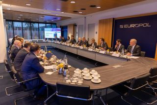 Henri Kox visite le siège d'Europol à l'occasion de la nomination de deux nouveaux officiers de liaison luxembourgeois