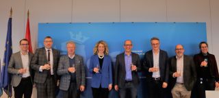 (fr. l.to r.) Tom Uri, laywer MECDD ; André Weidenhaupt, first advisor MECDD ; Emile Eicher, chairman of Syvicol ; Joëlle Welfring, Minister for the Environment, Climate and Sustainable Development; Tom Schaul, advisor MECDD ; Georges Kraus, chairman of Aluseau ; Jean-Paul Lickes, chairman of AGE ; Brigitte Lambert, AGE