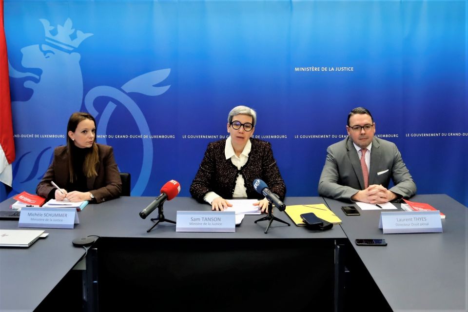 (v. l. n. r.) Michèle Schummer, Justizministère; Sam Tanson, Justizministesch; Laurent Thyes, Direktioun fir Strofrecht 