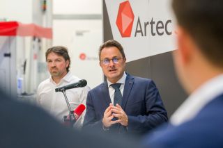 (from l. to r.) Art Yukhin, President and CEO, Artec 3D; Xavier Bettel, Prime Minister, Minister of State