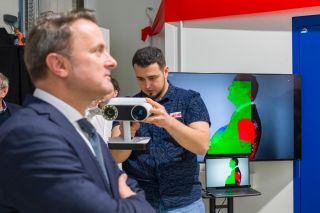 (from l. to r.) Xavier Bettel, Prime Minister, Minister of State; n-r, Artec 3D technician