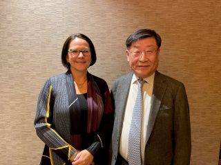 (de g. à dr.) Yuriko Backes, ministre des Finances ; Young-chul Hong, consul honoraire du Luxembourg en Corée