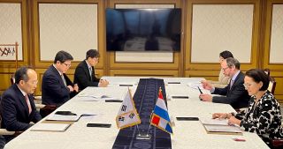 (devant, à gauche) Kyung-ho Choo, Vice-Premier ministre et ministre de l’Économie et des Finances de la république de Corée --- (devant, à droite) Yuriko Backes, ministre des Finances ; Bob Kieffer, ministère des Finances