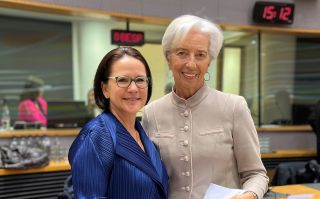 (de g. à dr.) Yuriko Backes, ministre des Finances ; Christine Lagarde, présidente de la BCE