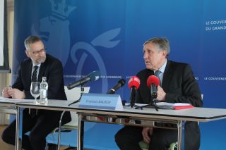 (de g. à dr.) Steve Collar, CEO de SES ; François Bausch, ministre de la Défense
