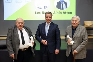 (v. l. n. r.) Alain Atten, Gewënner 2023 ; Claude Meisch, Minister fir Educatioun, Kanner a Jugend ; Lex Roth, Gewënner 2022