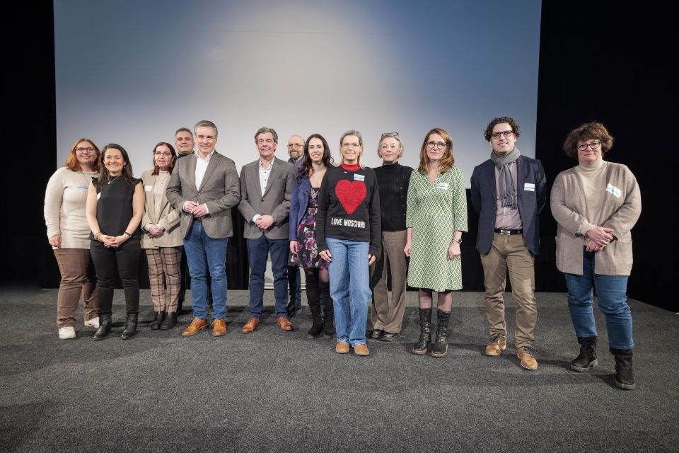 (v. l. n. r.) Clothilde Voisin; Paula Da Cruz; Eduarda Neves Do Rosario; Christian Pierre; Claude Meisch, Minister für Bildung, Kinder und Jugend; Alain Massen; Mike Wampach; Carla Carvalho; Stella Falkenberg; Sandra Zins; Sylvie Strasser; Jorge Da Sousa; Christiane Schaus