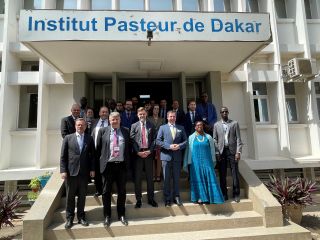 (1re rangée, de g. à dr.) Igor Wajnsztok, directeur local LuxDev ; Georges Ternes, ambassadeur du Luxembourg à Dakar ; Franz Fayot, ministre de l’Économie ; S.A.R. le Grand-Duc héritier ; avec les équipes d'ambassade du Luxembourg à Dakar et de LuxDev