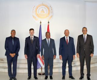 (fr. l. to r.) Gilberto Silva, Minister of Agriculture and Environment of Cabo Verde; Franz Fayot, Minister for Development Cooperation and Humanitarian Affairs; Ulisses Correia e Silva, Prime Minister of Cabo Verde; Rui Figueiredo Soares, Minister of Foreign Affairs, Cooperation and Regional Integration of Cabo Verde; Alexandre Monteiro, Minister of Industry, Trade and Energy
