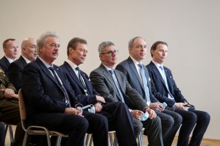 (fr. l. to r.) n.c. (security); Marc Baltes, Advisor to HRH the Grand Duke; Jean Asselborn, Minister of Foreign and European Affairs; HRH the Grand Duke; Paul Dühr, Marshal of the Court; Paul Schmit, Ambassador of the Grand Duchy of Luxembourg to the Republic of Latvia (with residence in Warsaw); Olivier Baldauff, Chief of Government Protocol, Ministry of Foreign and European Affairs