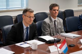 Colin H. Kahl, sous-secrétaire à la politique de défense, accueille le ministre luxembourgeois de la Défense, François Bausch, et l'ambassadrice du Luxembourg, Nicole Bintner-Bakshian, lors d'un échange bilatéral au Pentagone, Washington, D.C.