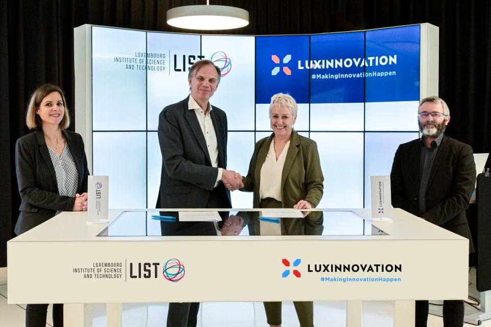 (de g. à dr.) Caroline Muller, Cluster Manager – Materials & Manufacturing, Luxinnovation ; Thomas Kallstenius, directeur géneral, Luxembourg Institute of Science and Technology ; Sasha Baillie, CEO, Luxinnovation ; Thierry Girot, Technology Line Manager, Luxembourg Institute of Science and Technology