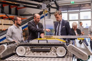 Christophe Timmermans, CEO of SolarCleano, explains the cleaning robot to Franz Fayot, Minister of the Economy