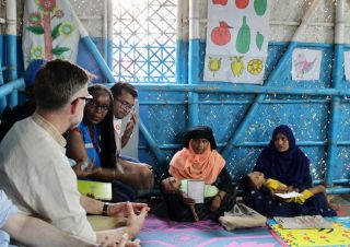 Franz Fayot en discussion avec les bénéficiaires des activités du PAM dans le camp de réfugiés à Cox’s Bazar