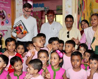 Franz Fayot visite une crèche de l’ONG Caritas Luxembourg au Bangladesh