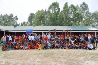 Photo de groupe devant l’école primaire de Friendship International