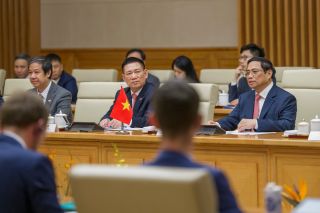 (de g. à dr.) Nguyen Kim Son, minister of Education and Training ; Ho Duc Phoc, minister of Finance ; Pham Minh Chinh, Premier ministre de la République socialiste du Viêt Nam