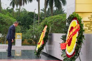 Monument du soldat inconnu d'Hanoï – Cérémonie de dépôt de gerbe de fleurs – Ajustement du ruban