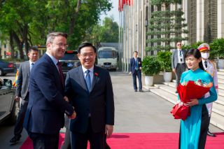 Reception of the Prime Minister, Minister of State, Xavier Bettel, by the President of the National Assembly of the Socialist Republic of Vietnam, Vuong Dinh Huê, at the headquarters of the National Assembly