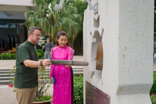 (de g. à dr.) Xavier Bettel, Premier ministre, ministre d’État ; Tran Xuan Thao, directrice du Musée des vestiges de guerre