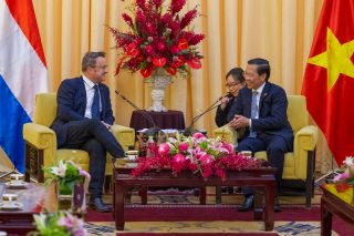 (de g. à dr.) Xavier Bettel, Premier ministre, ministre d’État ; n.c. (interprète) ; Phan Van Mai, président du Comité populaire, Ho Chi Minh-Ville