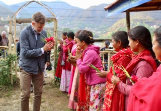 (de g. à dr.) Franz Fayot, ministre de la Coopération et de l’Action humanitaire ; bénéficiaires népalaises des activités soutenues par l’ONGD FNEL