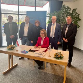 (fr. l. to r.) Louis Oberhag, vice-president of Syvicol; Romain Mertzig, alderman of the municipality of Pétange; Raymonde Conter-Klein, alderman of the municipality of Pétange; Corinne Cahen, Minister of Family and Integration; Pierre Mellina, mayor of the municipality of Pétange; Jean-Marie Halsdorf, alderman of the municipality of Pétange