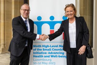 (de g. à dr.) Dr Hans Kluge, directeur régional de l’Organisation mondiale de la santé (OMS) pour l’Europe ; Paulette Lenert, ministre de la Protection des consommateurs, ministre de la Santé, ministre déléguée à la Sécurité sociale