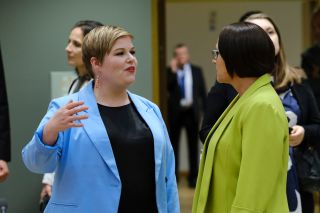 (de g. à dr.) Annika Saarikko, ministre des Finances de la république de Finlande ; Yuriko Backes, ministre des Finances