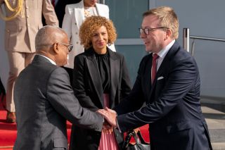 (fr. l. to r.) José Maria Pereira Neves, President of the Republic of Cabo Verde ; Débora Katisa Morais Brazão Carvalh, First Lady of the Republic of Cabo Verde ; Marc Hansen, Minister for the Civil Service, Minister for Relations with Parliament, Minister Delegate for Digitalisation, Minister Delegate for Administrative Reform