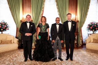 Palais grand-ducal – Salon des rois – Photo officielle du couple présidentiel avec S.A.R. le Grand-Duc et S.A.R. le Grand-Duc héritier