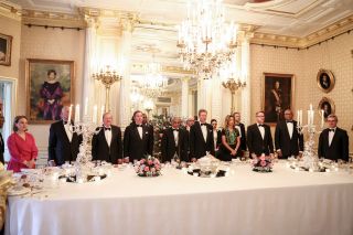 Dîner de gala offert par LL.AA.RR. le Grand-Duc et la Grande-Duchesse en l'honneur du couple présidentiel, en présence de S.A.R. le Grand-Duc héritier – Hymnes nationaux
