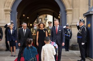 Palais grand-ducal – Accueil officiel du couple présidentiel par S.A.R. le Grand-Duc – Remise de fleurs par Ivy (5 ans) et Théo (5 ans)