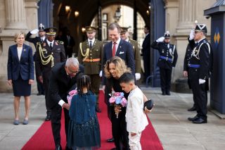 Palais grand-ducal – Accueil officiel du couple présidentiel par S.A.R. le Grand-Duc – Remise de fleurs par Ivy (5 ans) et Théo (5 ans)