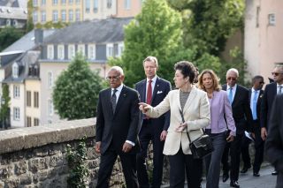 Spaziergang des Präsidentenpaares auf dem Corniche-Weg, begleitet von S.K.H. dem Großherzog. Erläuterungen von Elisabet Nuno, Fremdenführerin des Luxembourg City Tourist Office.
