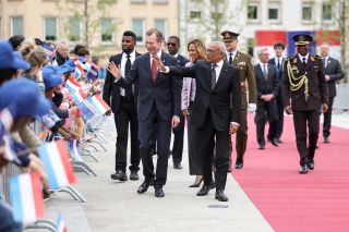 Déplacement à pied du couple présidentiel, accompagné de S.A.R. le Grand-Duc, du palais grand-ducal vers l’Hôtel de Ville