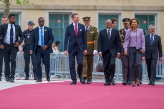 Déplacement à pied du couple présidentiel, accompagné de S.A.R. le Grand-Duc, du palais grand-ducal vers l’Hôtel de Ville