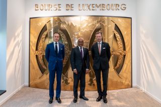 (v. l. n. r.) Alain Kinsch, President Bourse de Luxembourg; José Maria Pereira Neves, President vun der Republik Cabo Verde; S.K.A. de Groussherzog