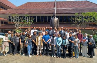 Photo de groupe après la conférence à la Faculté de droit de l'Université d'Indonésie