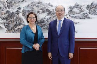 (de g. à dr.) Yuriko Backes, ministre des Finances ; Yi Huiman, président de la China Securities Regulatory Commission (CSRC)