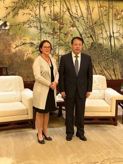 (de g. à dr.) Yuriko Backes, ministre des Finances ; Gong Zheng, maire de Shanghai