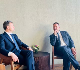 (de g. à dr.) Dorin Recean, Premier ministre de Moldavie ; Xavier Bettel, Premier ministre, ministre d'État