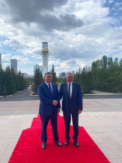 (de g. à dr.) Murat Nurtleu, Vice-Premier ministre et ministre des Affaires étrangères de la république du Kazakhstan ; Jean Asselborn, ministre des Affaires étrangères et européennes