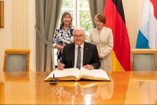 Frank-Walter Steinmeier signe le livre d'or de la Ville de Luxembourg.