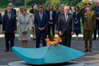 Nationales Denkmal der luxemburgischen Solidarität - Niederlegung eines Blumenkranzes am Fuße der Gedenkflamme