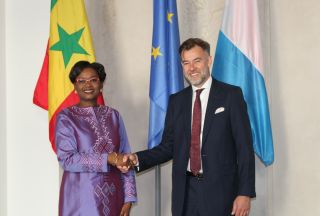 (de g. à dr.) Oulimata Sarr, ministre de l’Économie, du Plan et de la Coopération du Sénégal ; Franz Fayot, ministre de la Coopération et de l'Action humanitaire