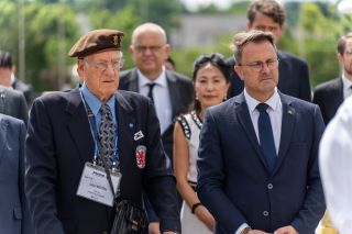 (de g. à dr.) Léon Moyen, vétéran luxembourgeois de la guerre de Corée ; Xavier Bettel, Premier ministre, ministre d’État