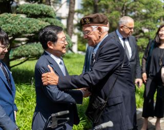 (de g. à dr.) Seung-Joo Baek, président du Mémorial de la guerre de Corée ; Léon Moyen, vétéran luxembourgeois de la guerre de Corée