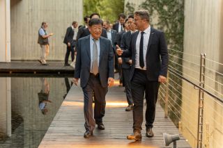 (de g. à dr.) Xavier Bettel, Premier ministre, ministre d’État ; Young-Chul Hong, ancien consul honoraire du Grand-Duché de Luxembourg à Séoul