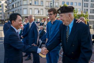 (fr. l. to r.) Minshik Park, Minister for Patriots and Veterans of the Republic of Korea; Benoît Niederkorn, Director of the National Museum of Military History (MNHM); n.c.; Luca Boettel, accompanying Elie Kryloff; Elie (Lee) Kryloff, veteran of the Korean War.